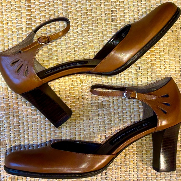 NWOT ETIENNE AIGNER s7 brwn leather heels Cute cut out detail at ankle strap - Picture 1 of 7